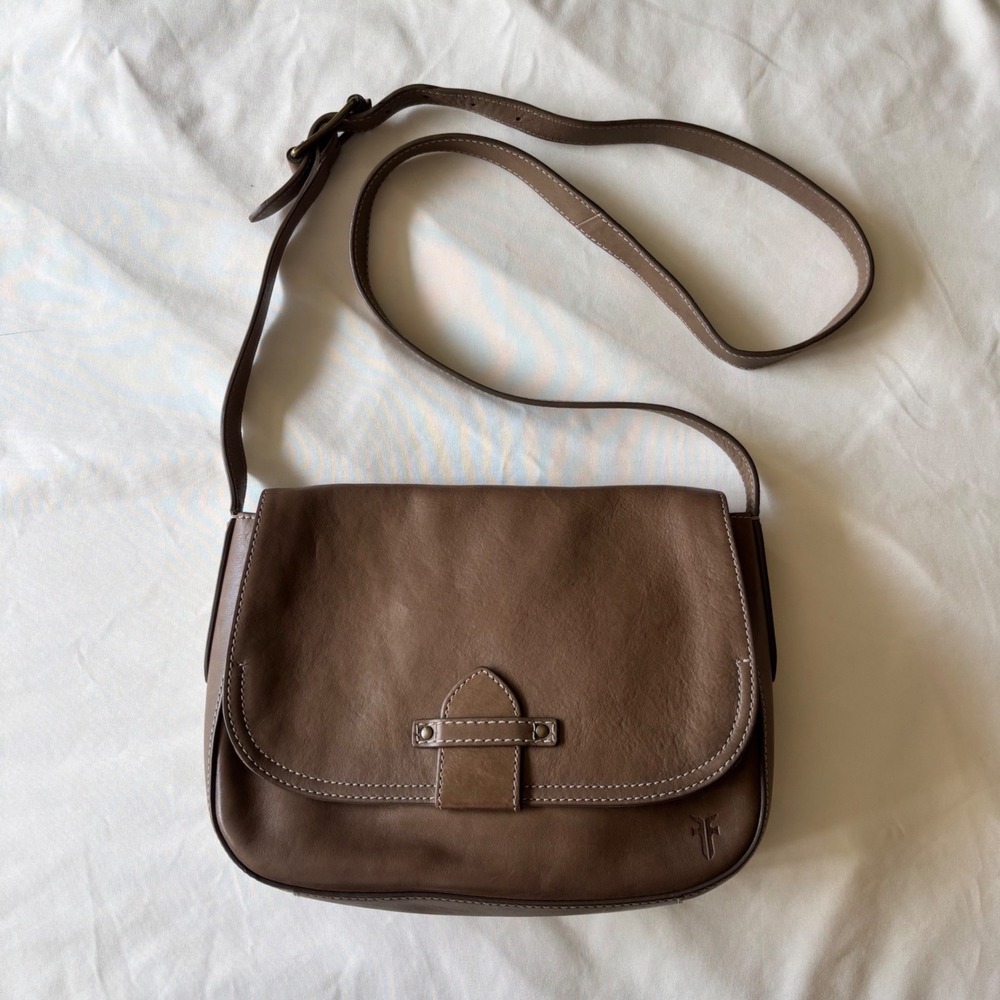 Frye Olivia Leather Crossbody Bag Taupe Brown Saddle Flap Messenger Purse